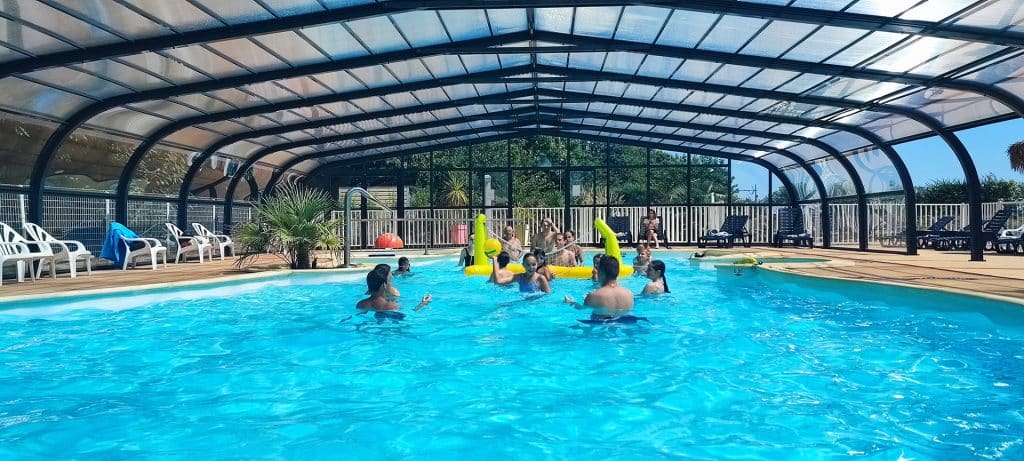 Piscine chauffée et couverte au camping de Kersentic à Fouesnant