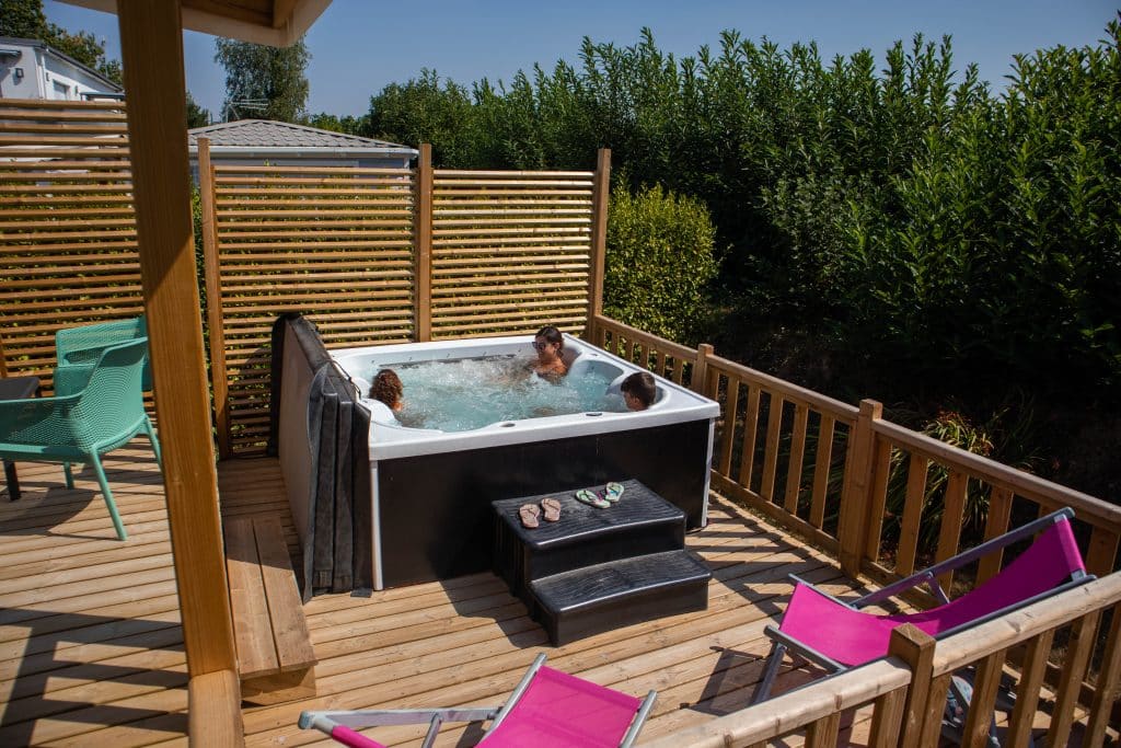 Jacuzzi privé d'une location de mobil-home en Bretagne - Camping à Fouesnant