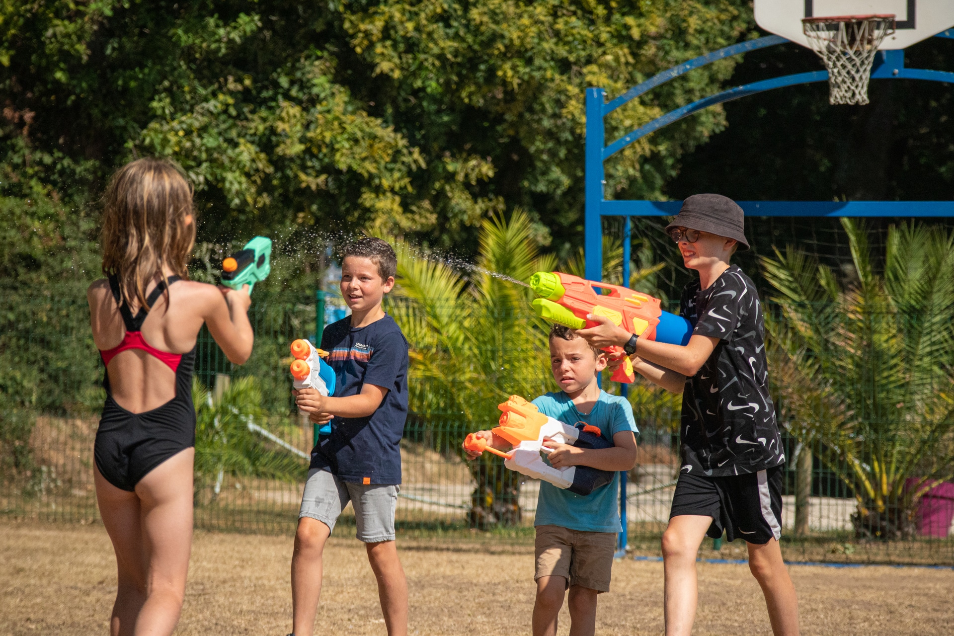 Enfants jouent au camping à Fouesnant - Camping Kersentic 3 étoiles en Bretagne