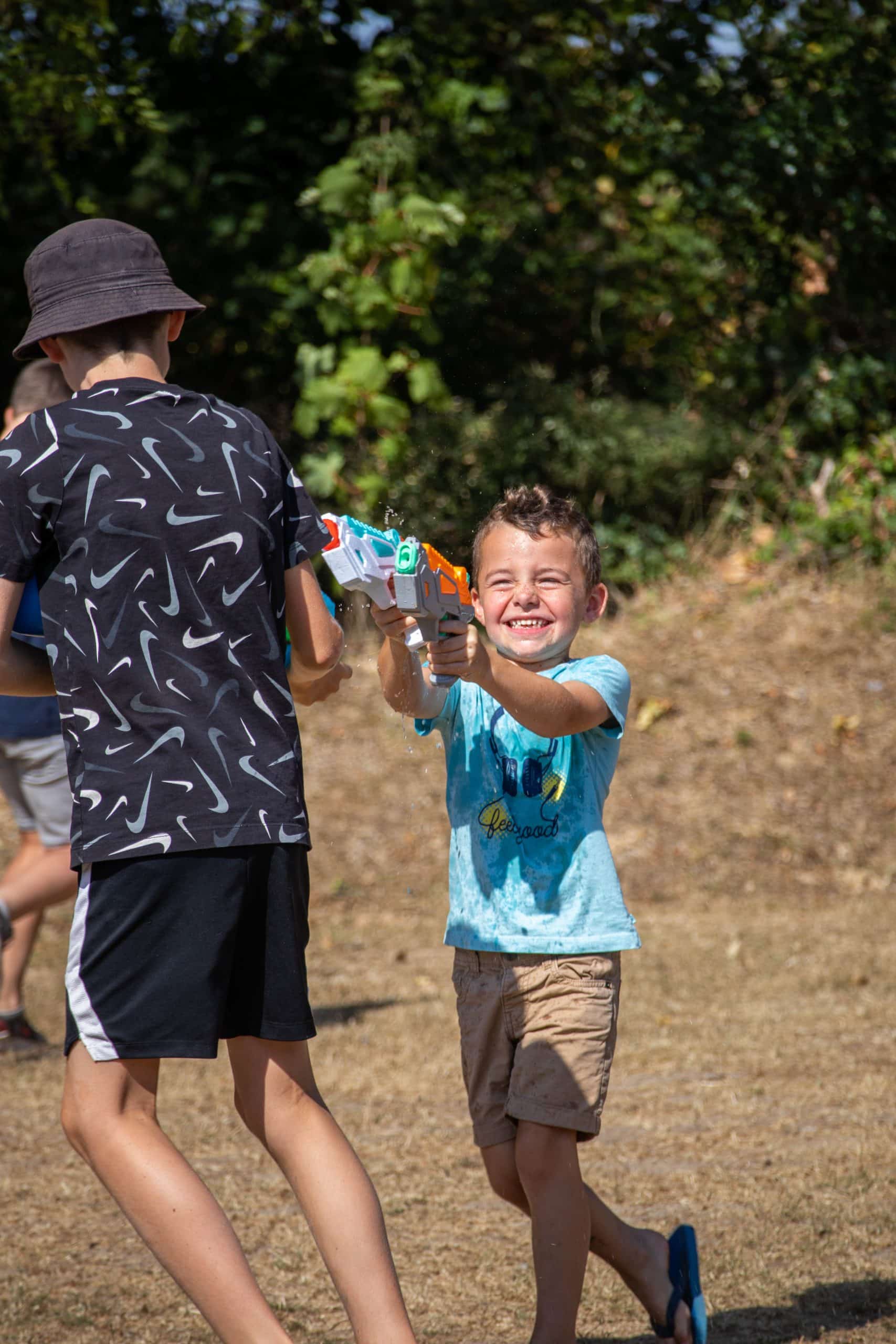 Enfant jouant à des jeux d'eaux au sein du camping de Kersentic à Fouesnant