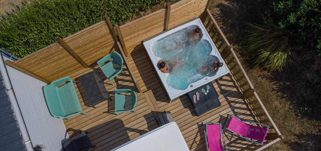 Mobil-home avec jacuzzi privé - Camping dans le Finistère