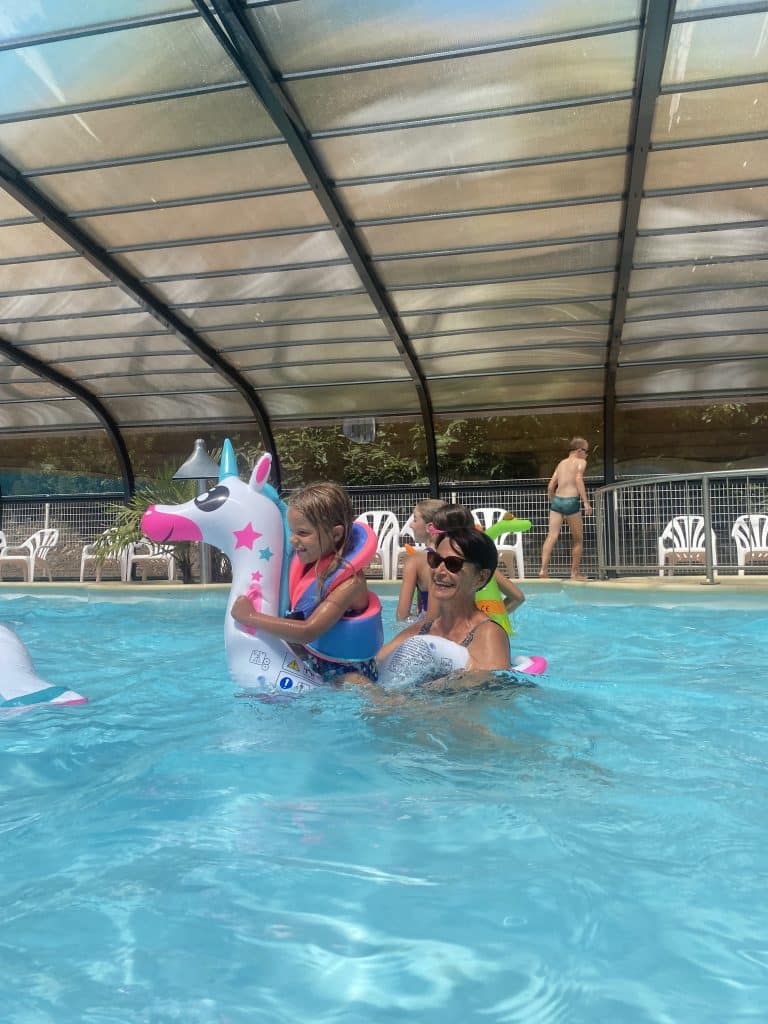 Famille s'amusant dans la piscine du camping à Fouesnant en Bretagne