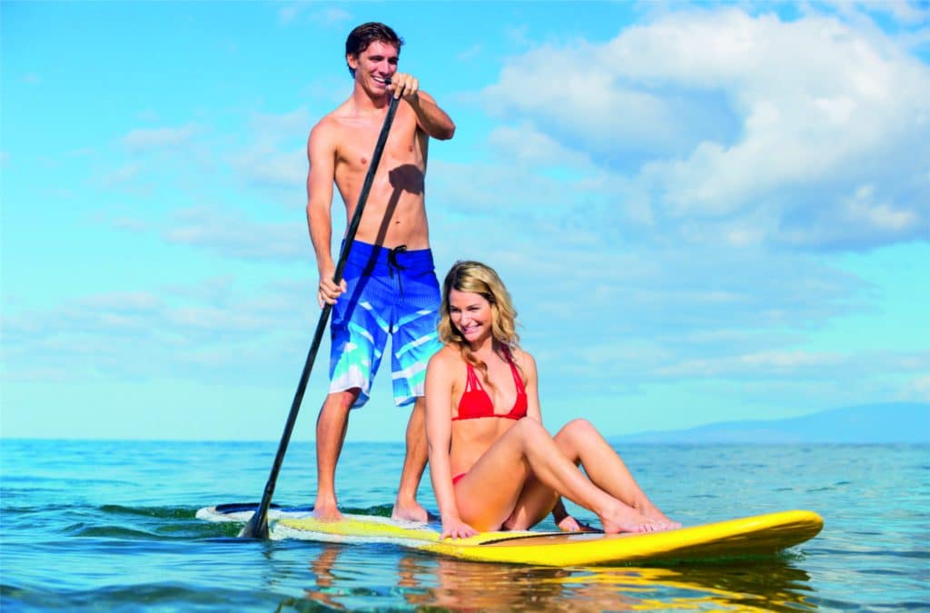 Photo prise d'un couple faisant du paddle depuis la plage du Cap-Coz - Camping Kersentic à Fouesnant