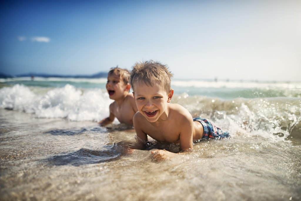 Enfants s'amusant sur la plage du Cap-Coz proche de notre camping à Fouesnant