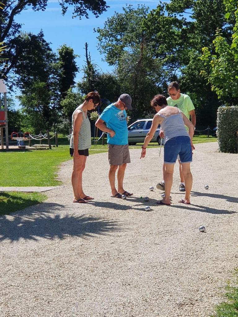 Famille jouant à la pétanque dans notre camping de Kersentic proche de La Forêt-Fouesnant