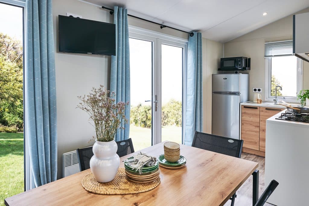 Espace repas d'un mobil home fouesnant finistere sud