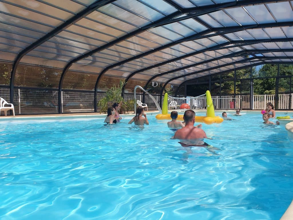 Vacancier dans la piscine du camping Kersentic Concarneau