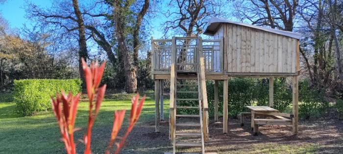 location insolite finistere cabane sur pilotis avec terrasse en camping
